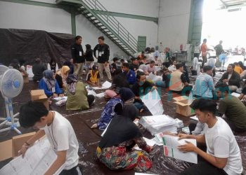Pelipatan surat suara di KPU Samarinda.