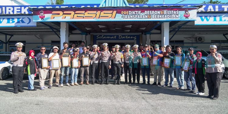 Kolaborasi Ditlantas Polda Kaltim dan Komunitas Vespa: Mengawal Keselamatan di Jalan Raya