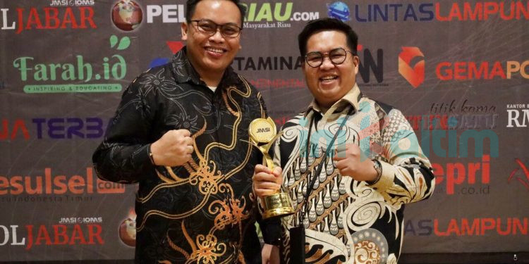 Wakil Bupati Kutai Kartanegara Terima Penghargaan Tokoh Peduli UMKM di Acara JMSI Award 2024